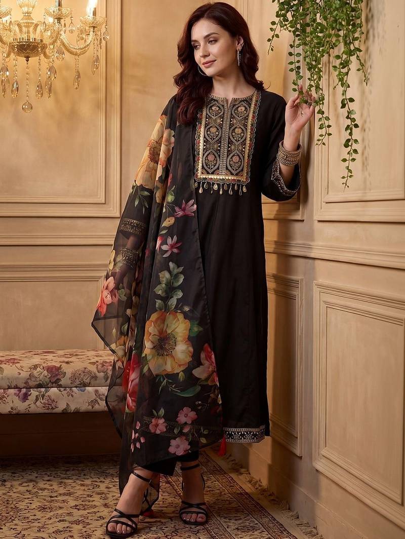 Women Floral Embroidered Thread Work Kurta with Trousers & With Dupatta