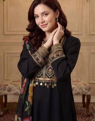 Women Floral Embroidered Thread Work Kurta with Trousers & With Dupatta 2