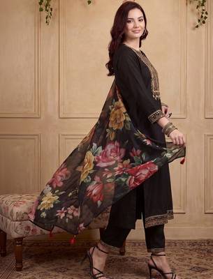 Women Floral Embroidered Thread Work Kurta with Trousers & With Dupatta 3