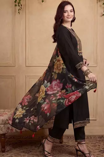 Women Floral Embroidered Thread Work Kurta with Trousers & With Dupatta