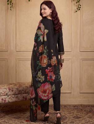 Women Floral Embroidered Thread Work Kurta with Trousers & With Dupatta 4