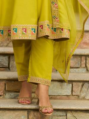 Women Ethnic Motifs Embroidered Thread Work Kurta with Trousers & With Dupatta 7