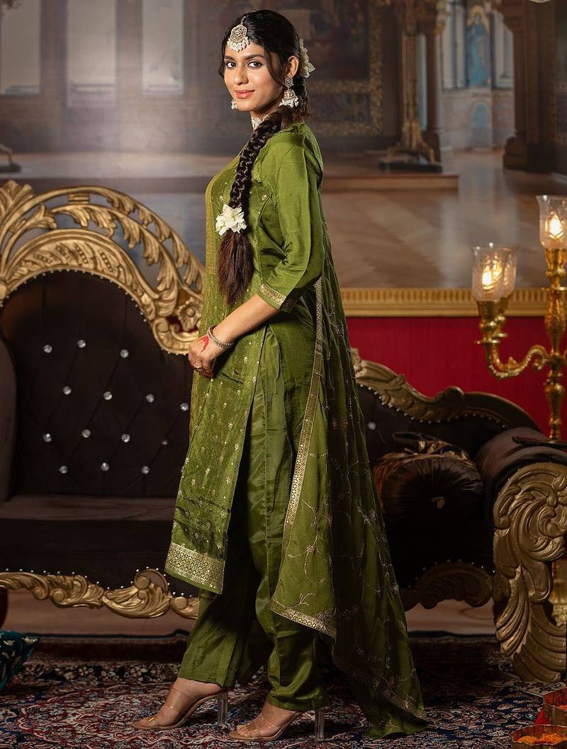 Embroidered Round Neck Straight Kurta With Trousers & Dupatta