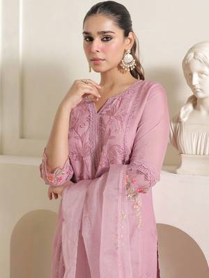 Women Floral Embroidered Kurta With Trousers & Dupatta Kurta Sets 1