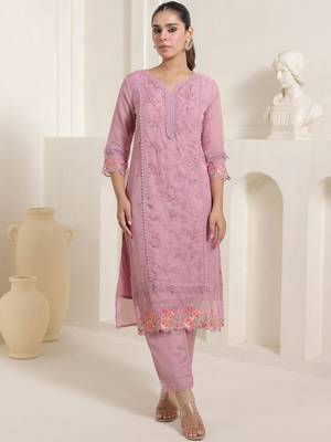 Women Floral Embroidered Kurta With Trousers & Dupatta Kurta Sets 2
