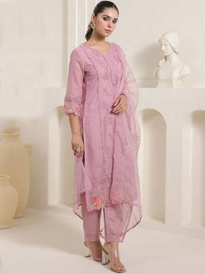 Women Floral Embroidered Kurta With Trousers & Dupatta Kurta Sets 3