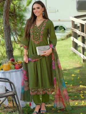 Women Floral Embroidered Kurta with Trousers & Dupatta 1