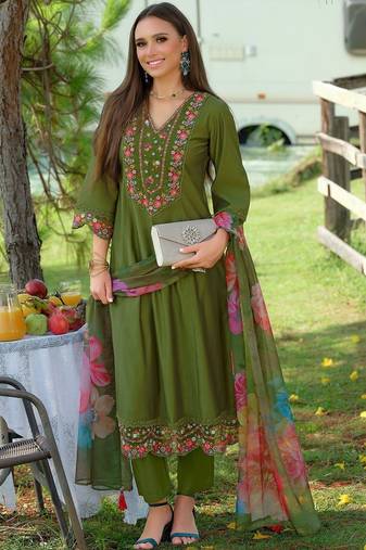 Women Floral Embroidered Kurta with Trousers & Dupatta