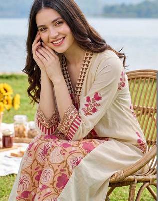 Women Floral Printed Cotton Kurta with Trousers 2