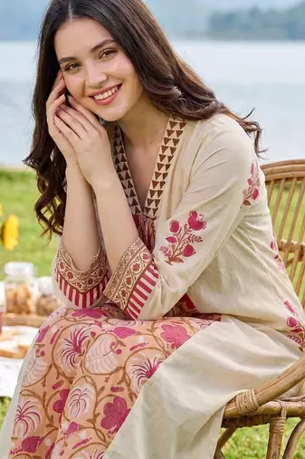Women Floral Printed Cotton Kurta with Trousers
