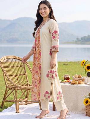 Women Floral Printed Cotton Kurta with Trousers 3