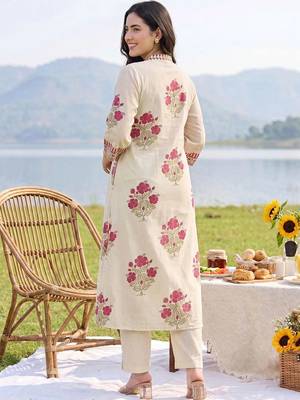 Women Floral Printed Cotton Kurta with Trousers 4