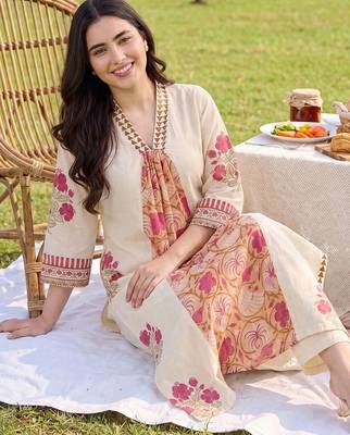 Women Floral Printed Cotton Kurta with Trousers 5