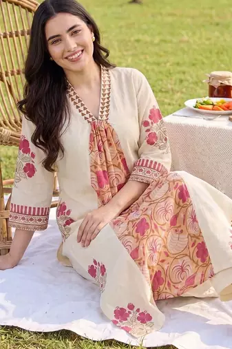 Women Floral Printed Cotton Kurta with Trousers