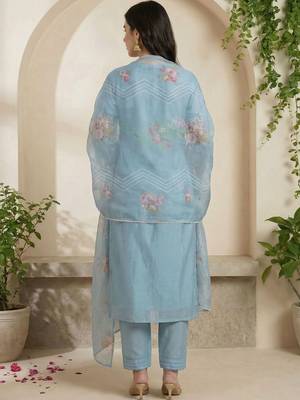 Women Floral Embroidered Thread Work Kurta with Trousers & With Dupatta 3