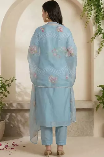 Women Floral Embroidered Thread Work Kurta with Trousers & With Dupatta