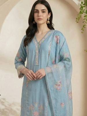 Women Floral Embroidered Thread Work Kurta with Trousers & With Dupatta 4