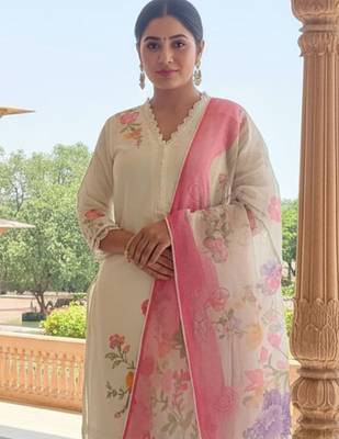 Women Floral Printed Kurta with Trousers & Dupatta 1