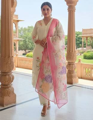 Women Floral Printed Kurta with Trousers & Dupatta 2