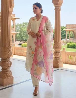 Women Floral Printed Kurta with Trousers & Dupatta 3