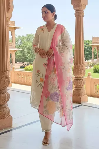 Women Floral Printed Kurta with Trousers & Dupatta