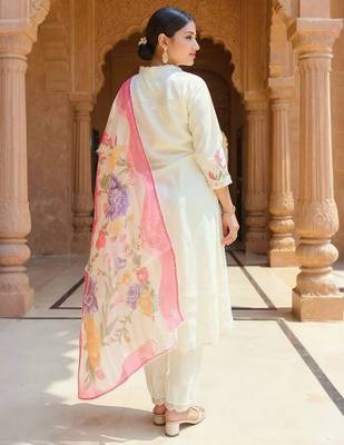 Women Floral Printed Kurta with Trousers & Dupatta 4