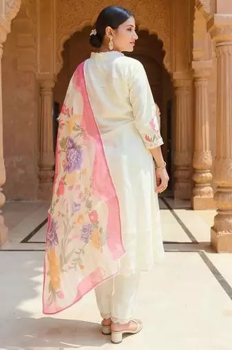 Women Floral Printed Kurta with Trousers & Dupatta