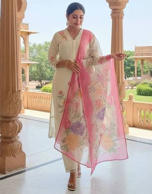 Women Floral Printed Kurta with Trousers & Dupatta 5