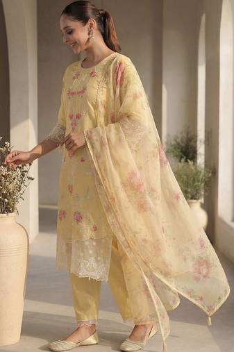 Women Floral Embroidered Thread Work Kurta with Trousers & With Dupatta