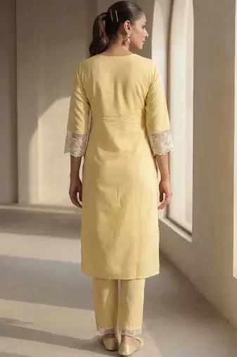 Women Floral Embroidered Thread Work Kurta with Trousers & With Dupatta
