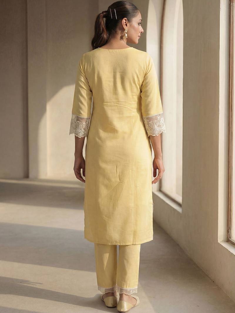 Women Floral Embroidered Thread Work Kurta with Trousers & With Dupatta
