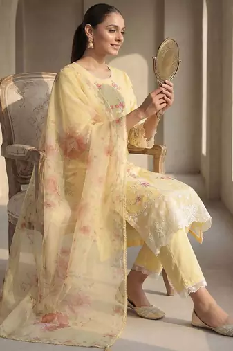 Women Floral Embroidered Thread Work Kurta with Trousers & With Dupatta
