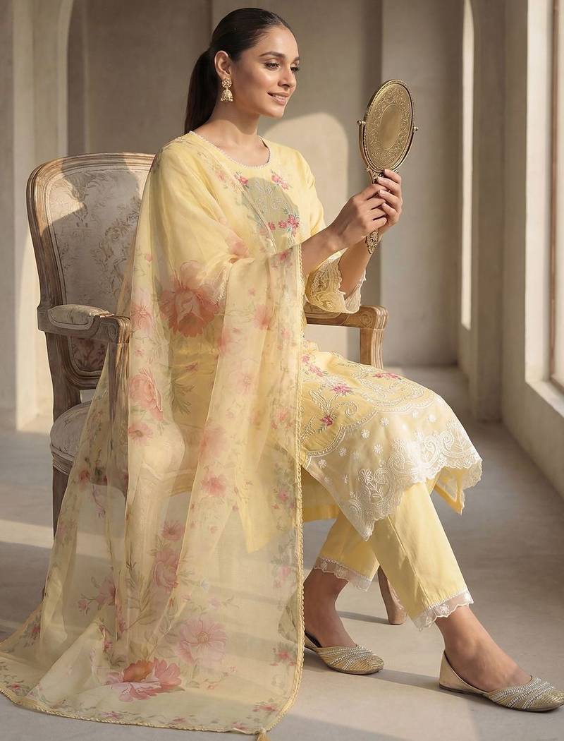 Women Floral Embroidered Thread Work Kurta with Trousers & With Dupatta