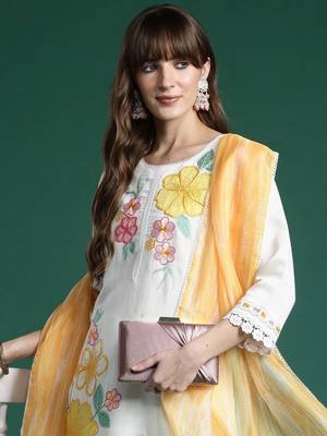 Women Floral Embroidered Thread Work Kurta with Trousers & With Dupatta 2