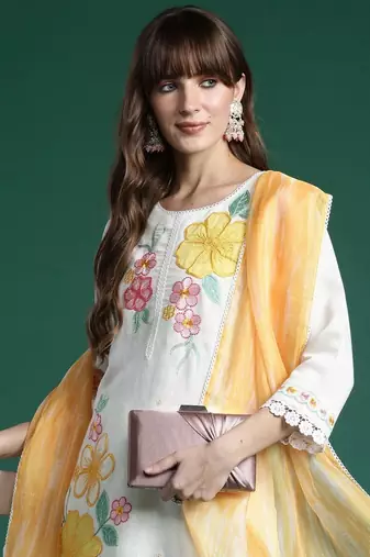 Women Floral Embroidered Thread Work Kurta with Trousers & With Dupatta