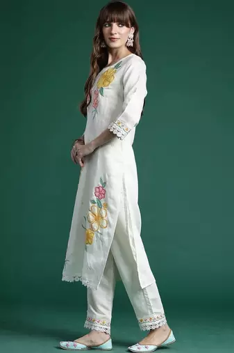 Women Floral Embroidered Thread Work Kurta with Trousers & With Dupatta
