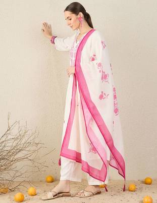 Women Floral Embroidered Thread Work Kurta with Trousers & With Dupatta 3