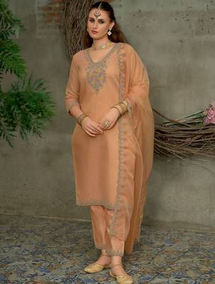 Women Floral Embroidered Sequinned Kurta With Trousers & Dupatta 2