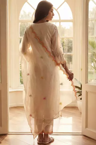 Women Floral Embroidered Thread Work Kurta with Trousers & With Dupatta