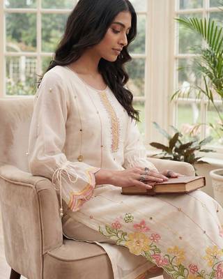 Women Floral Embroidered Thread Work Kurta with Trousers & With Dupatta 7