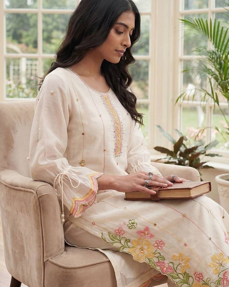 Women Floral Embroidered Thread Work Kurta with Trousers & With Dupatta