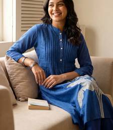 Women Floral Printed Panelled Cotton Kurta with Trousers