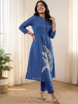 Women Floral Printed Panelled Cotton Kurta with Trousers 4