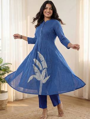 Women Floral Printed Panelled Cotton Kurta with Trousers 1