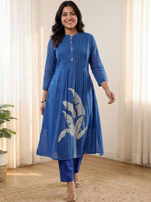 Women Floral Printed Panelled Cotton Kurta with Trousers 5