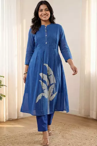 Women Floral Printed Panelled Cotton Kurta with Trousers