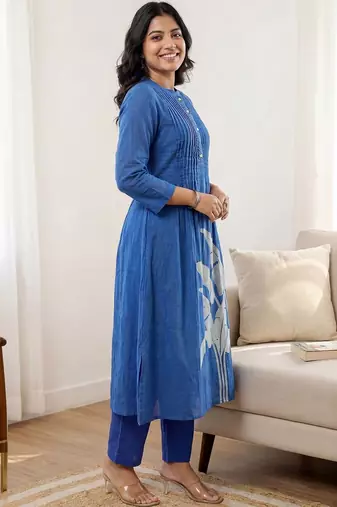 Women Floral Printed Panelled Cotton Kurta with Trousers