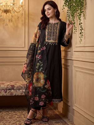 Women Floral Embroidered Thread Work Kurta with Trousers & With Dupatta 1