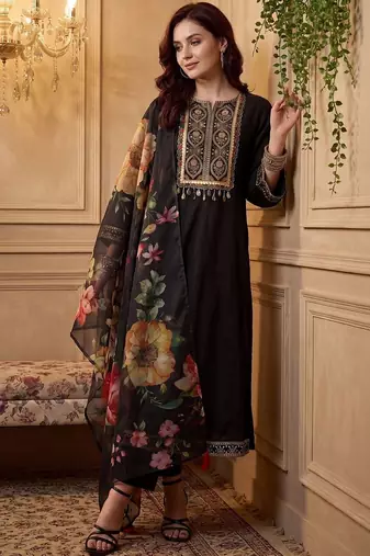 Women Floral Embroidered Thread Work Kurta with Trousers & With Dupatta