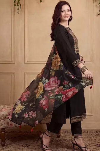 Women Floral Embroidered Thread Work Kurta with Trousers & With Dupatta
